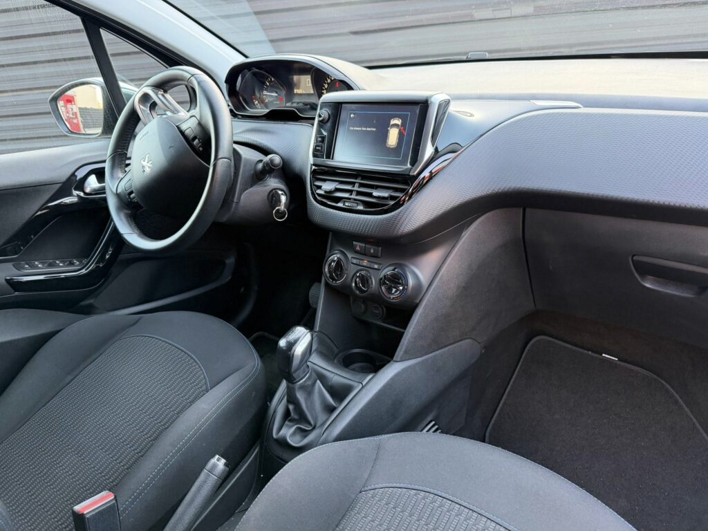 Peugeot 208 — fotografia 9