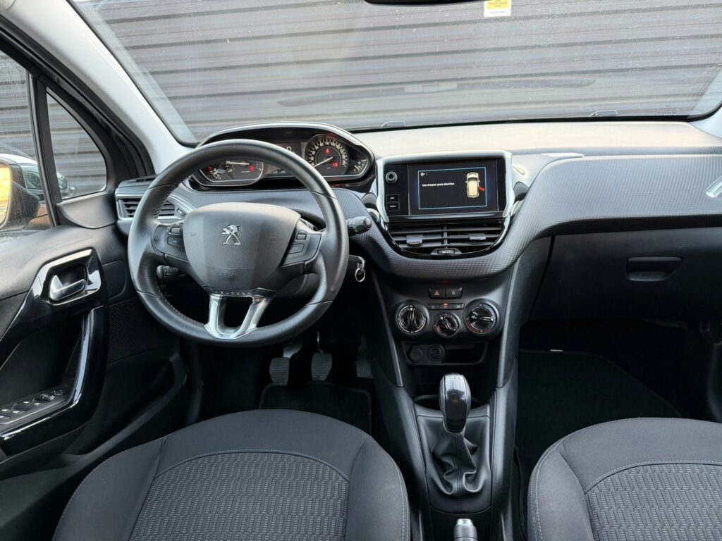 Peugeot 208 — fotografia 13
