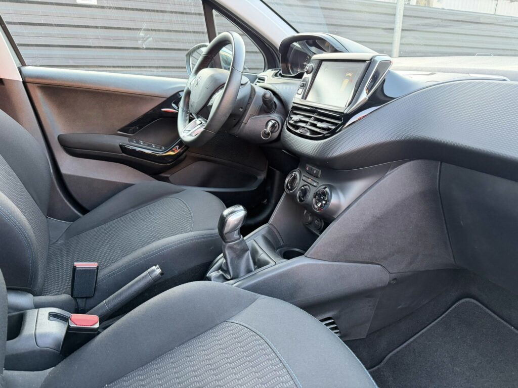 Peugeot 208 — fotografia 7