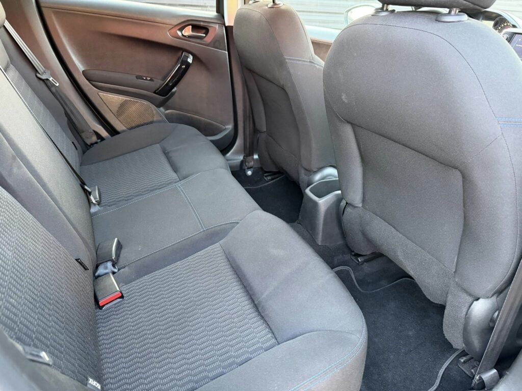 Peugeot 208 — fotografia 8